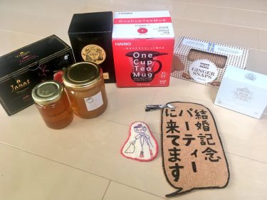 しばらく経ちましたが1/7に誕生日を迎えました。日々紅茶好きをアピールした甲斐あって茶葉とかもらえて嬉しいです。あと絶対元ネタが分からないものまるグッズをもらったので紹介します。1枚目右下2つ。これ分かる人いる？あと！よく行…